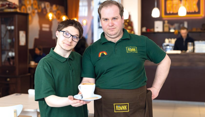  Dominik Turek i Piotr Lewandowski zapraszają na pyszną kawę w Cafe Równik.