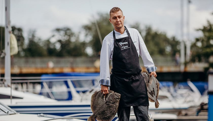Karol Sankowski, szef kuchni restauracji Przystań & Marina we Wrocławiu (trzyma w rękach ryby).