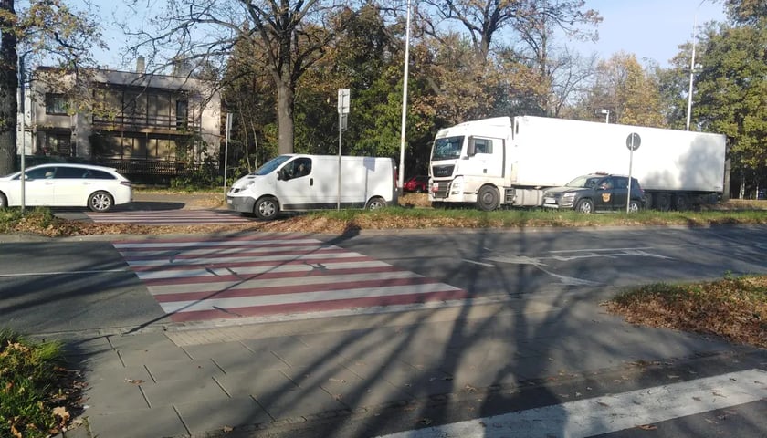Sygnalizacja świetlna na przejściu dla pieszych al. Aleksandra Brucknera