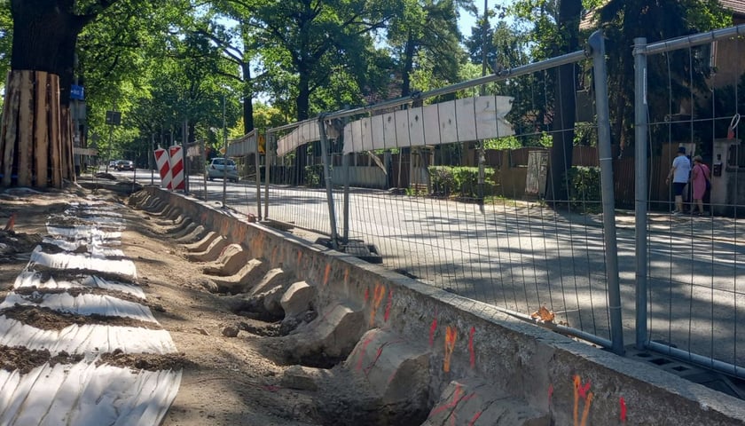 Peron przystankowy południowy na ul. Olszewskiego w trakcie realizacji (lipiec 2022).