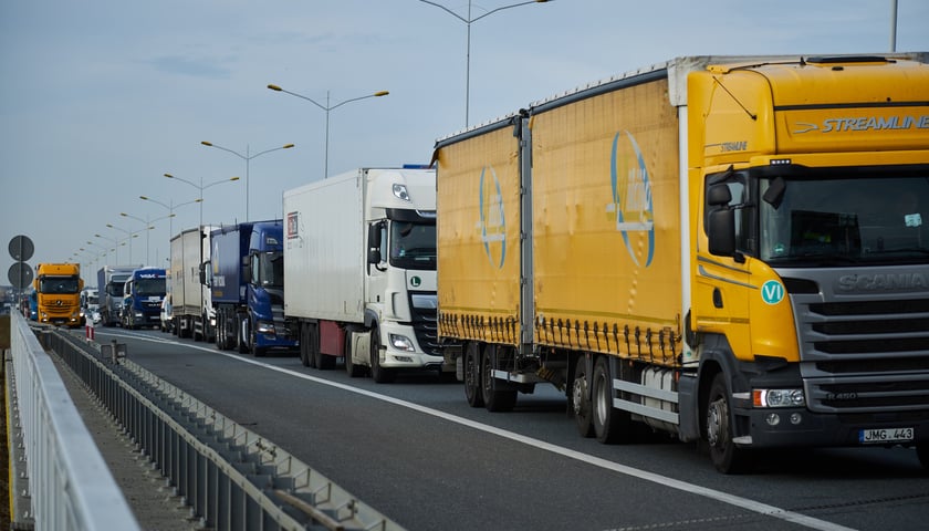 Korek samochodowy na autostradzie. Zdjęcie ilustracyjne