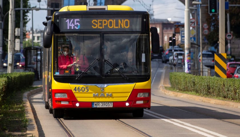 Autobus 145 zmierzający na Sępolno. Linie 145 i 146 będą jeździć objazdami pomijając przystanki na ul. Dembowskiego.