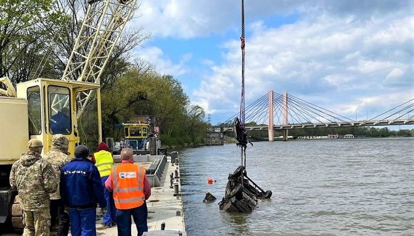 Wydobycie wraku samochodu we Wrocławiu