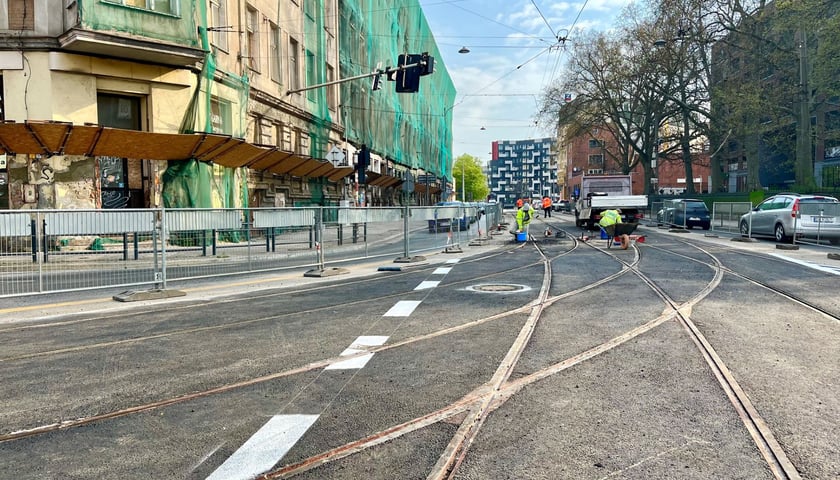 Tramwaj linii 70 znów będzie jeździł przez ul. Małachowskiego i Pułaskiego. Na zdjęciu ostatnie prace remontowe. 