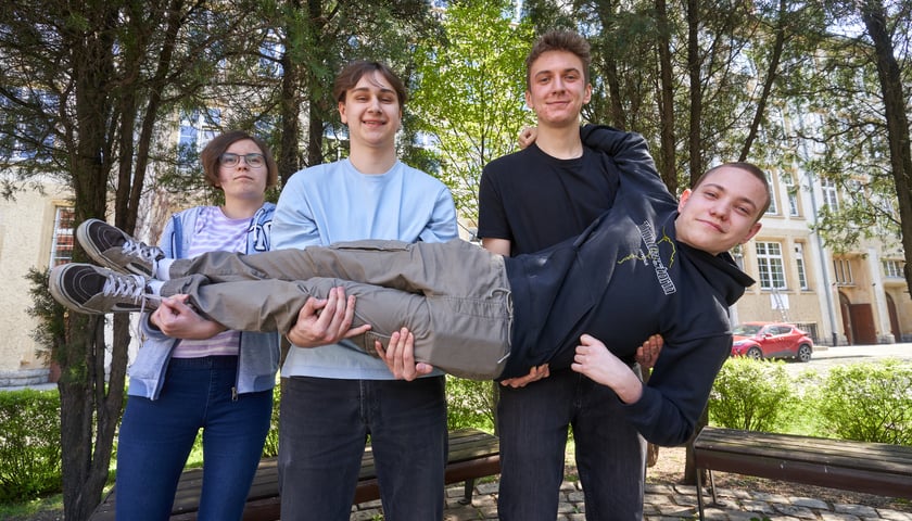 Julia, Jakub, Stanisław trzymają Kacpra - uczniowie I LO, tegoroczni maturzyści