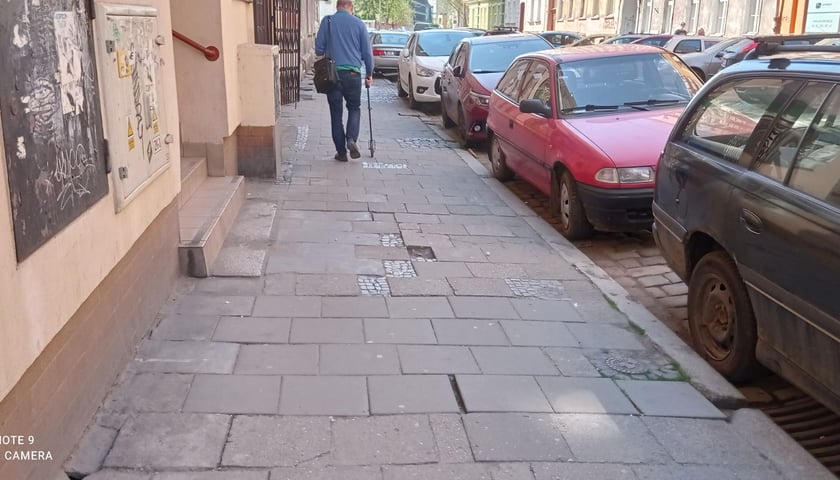 Zniszczony chodnik, inwestycja przed wykonaniem.