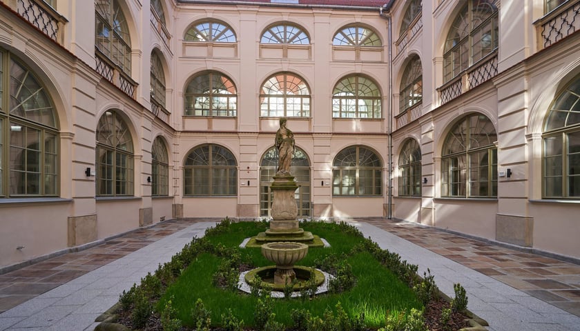 Rzeźba kobiety na dziedzińcu odrestaurowanego budynku barokowego Uniwersytetu Wrocławskiego (ul. Kuźnicza 35)