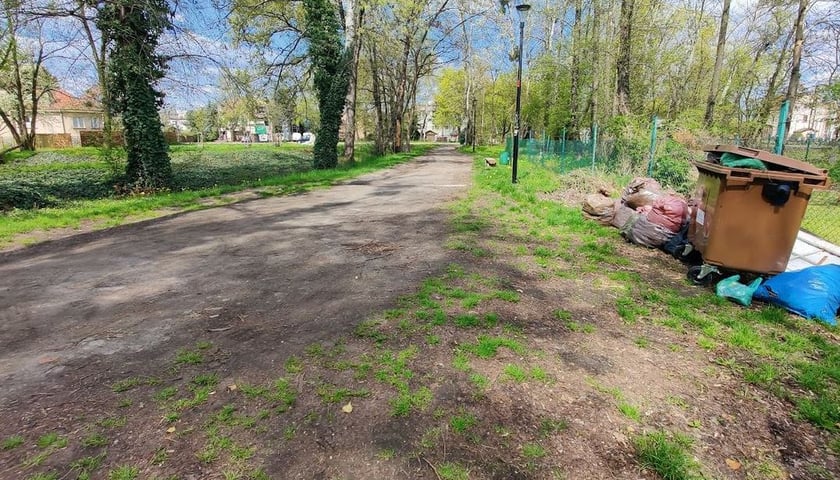 widok na ścieżkę przy bramie do ogrodów działkowych 