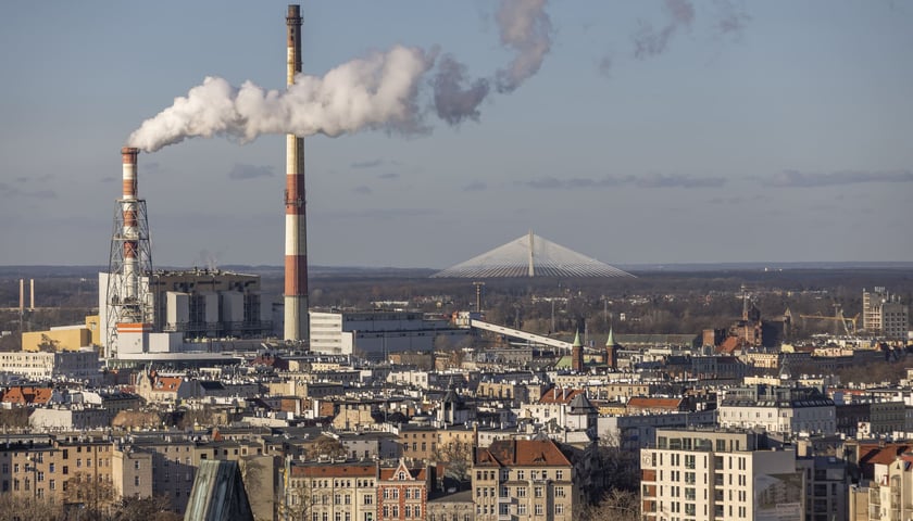 Wrocławianie minionej zimy zużyli o 6 proc. mniej ciepła. Było cieplej, ale też bardziej oszczędzamy. Na zdjęciu panorama Wrocławia z widokiem na kominy elektrociepłowni. 