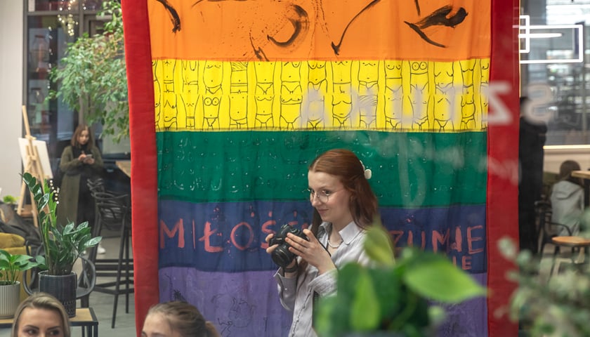 <p>Flaga uszyta z kolorowych pas&oacute;w. Praca wykonana przez student&oacute;w wzornictwa</p>