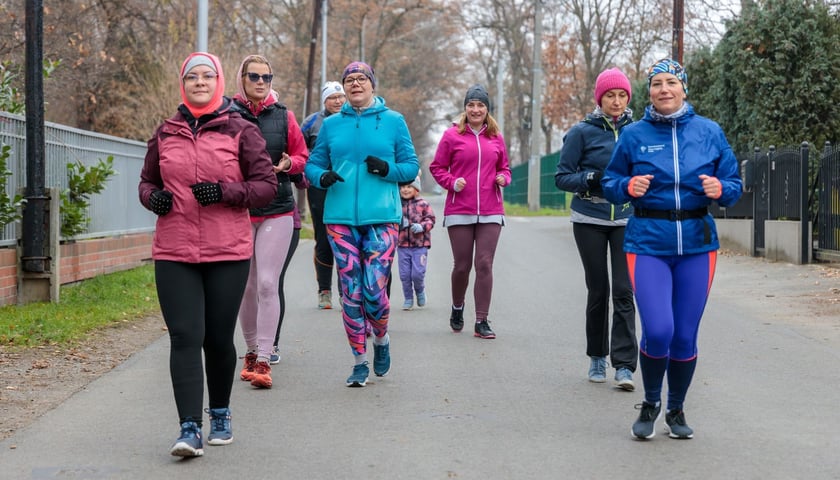 Bożena Futoma-Kołoch (z prawej strony zdjęcia) podczas treningu slow joggingu. Treningi odbywały się w ramach projektu Mikrogranty „Bieg na luzie, czyli slow jogging na Psim Polu” finansowanego przez Wrocławski Instytut Kultury