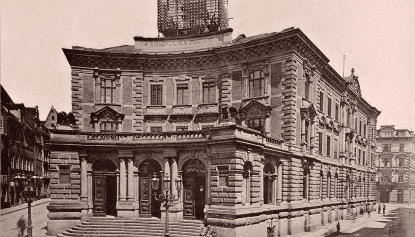 Nieistniejący gmach Poczty Głównej przy ulicy Wita Stwosza. Rozebrany na cegły w 1953 lub 1954 roku.