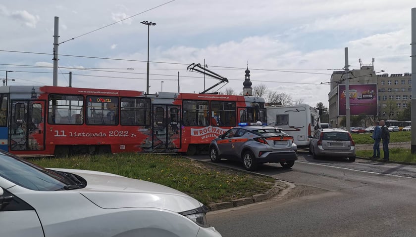Zderzenie pojazdów na pl. Społecznym