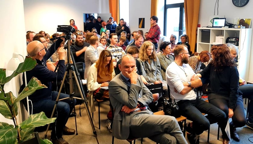 Uczestnicy spotkania konsultacyjnego poświęconego skutkom społecznym i ekonomicznym wprowadzenia we Wrocławiu Strefy Czystego Transportu. Wrocław, 26 kwietnia 2023