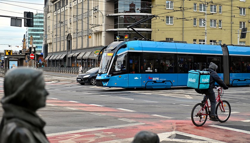 Moderus Gamma 2 wrocławskiego MPK na skrzyżowaniu ulic Piłsudskiego i Świdnickiej. 