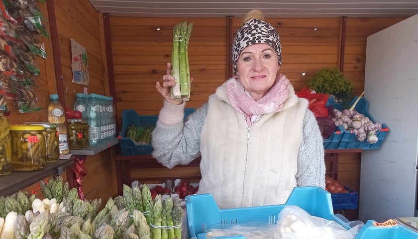 Dorota Stadnik sprzedaje szparagi od lat. Kiosk z warzywami ma przy ulicy Kosmonautów koło Leśnicy.