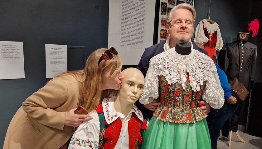 Otwarcie wystawy "Historia szyta na ludowo" we wrocławskim Muzeum Teatru