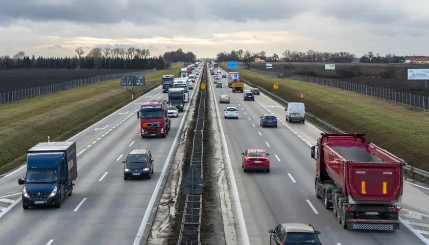 Auta na autostradzie A4. Zdjęcie ilustracyjne