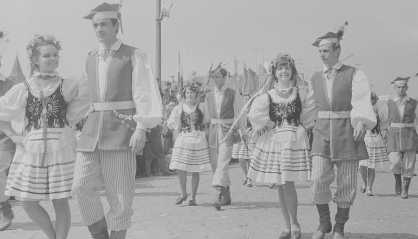 Poch&oacute;d pierwszomajowy. Zbiory z archiwum fotograficznego Wojciecha Tuszko