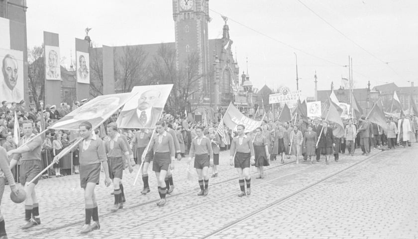 Poch&oacute;d pierwszomajowy. Zbiory z archiwum fotograficznego Wojskowej Agencji Fotograficznej