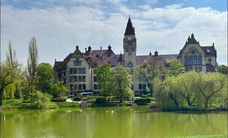 Park Tołłpy z widokiem na budynek Wydziału Architektury Politechniki Wrocławskiej