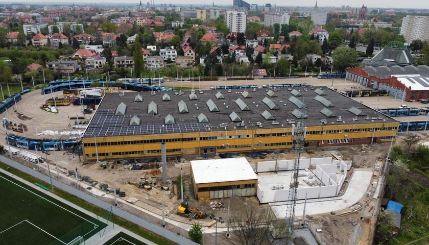 Nowa hala w budowie na zajezdni Borek, istniejący obiekty i zabudowania Wrocławia na dalszym planie