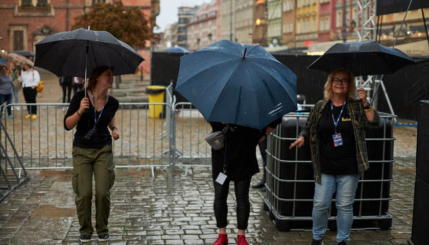 Potańcówka w deszczu na wrocławskim Rynku. W weekend 5-7 maja 2023 r. we Wrocławiu również przewidywane są opady deszczu / zdjęcie ilustracyjne