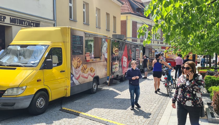 Smaczny weekend na Psim Polu. Na zdjęciu food trucki