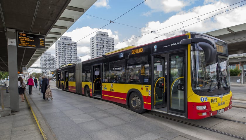 Autobus linii 145, zdjęcie ilustracyjne