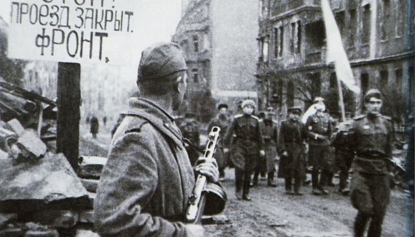 Hitlerowscy emisariusze udają się na rozmowy w sprawie kapitulacji Festung Breslau