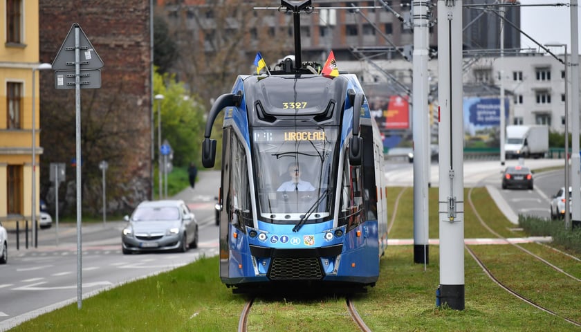 Tramwaj podczas przejazdu próbnego po nowym zielonym torowisku na trasie przez Popowice