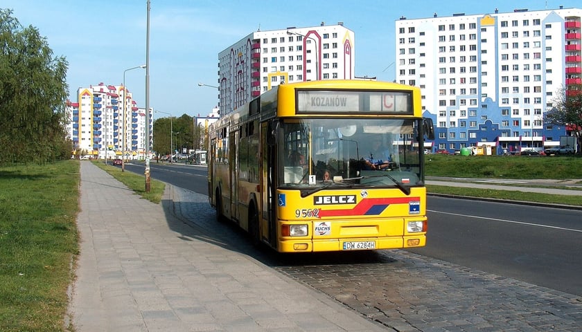 Autobus linii C we Wrocławiu.