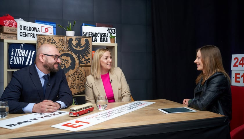 Paulina Tyniec-Piszcz, dyrektor Wydziału Transportu i Witold Woźny, prezes MPK Wrocław podczas rozmowy z Karoliną Misztal, dziennikarką Wrocław TV