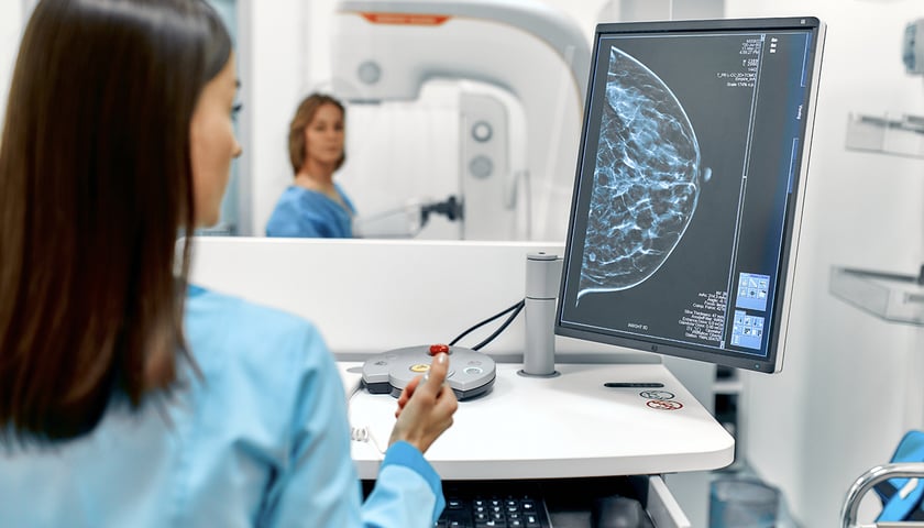 Lekarka analizuje obraz mammografii piersi pacjentki  (zdjęcie ilustracyjne)