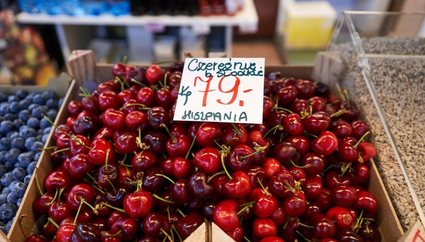 Cena czereśni wczesną wiosną robi wrażenie.