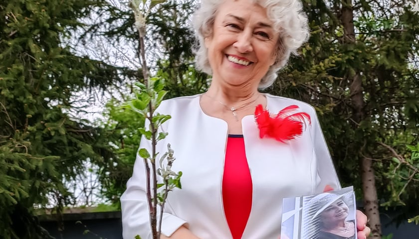 Barbara Iwanowska w ręce trzyma swój ostatni wydany tomik wierszy pt. ?Odbicia?