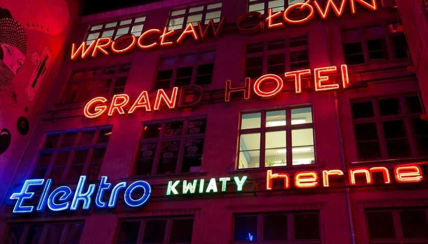 Wrocławskie neony. Na zdjęciu widać neony umieszczone na ścianie kamienicy przy ul. Ruskiej 46. Napisy: Elektro, kwiaty, Hermes, Grand Hotel, Wrocław Główny