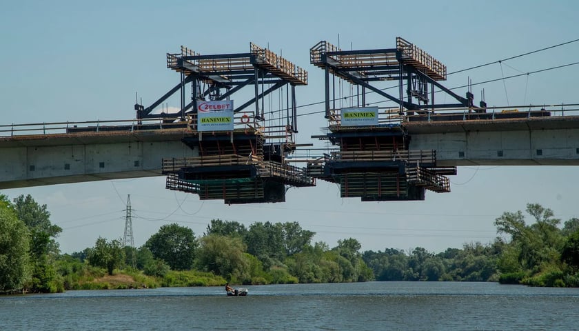 Budowa mostu nad Odrą w ciągu Alei Wielkiej Wyspy, czerwiec 2022. Zdjęcie ilustracyjne