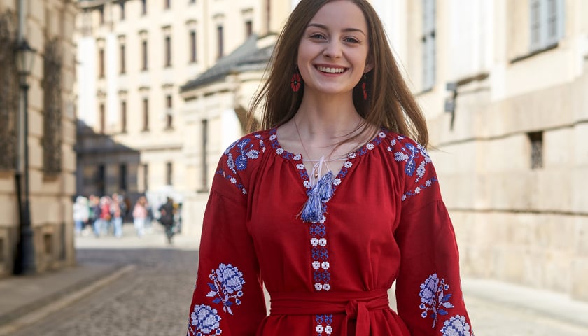 Анастасія Бунзило, в сукні вишиванці, на площі Університету