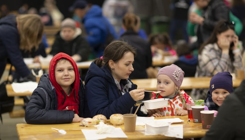 Posiłki dla uchodźców we Wrocławiu, kwiecień 2022, zdjęcie ilustracyjne