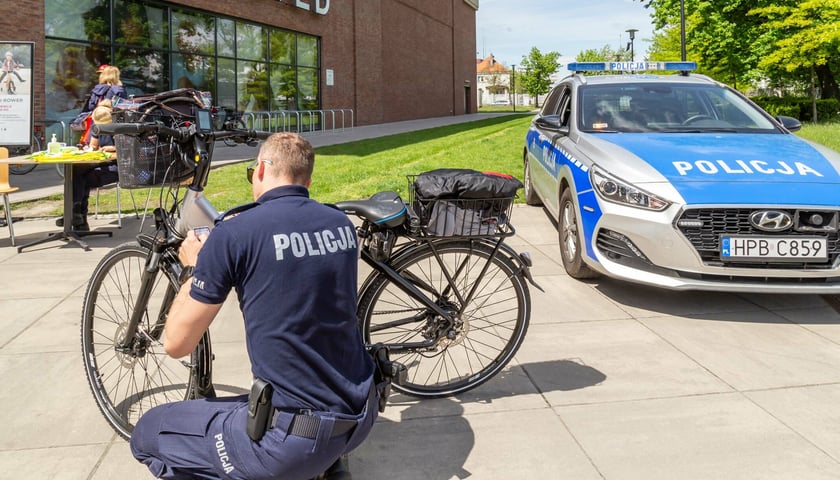 Policjant znakujący rower / zdjęcie ilustracyjne