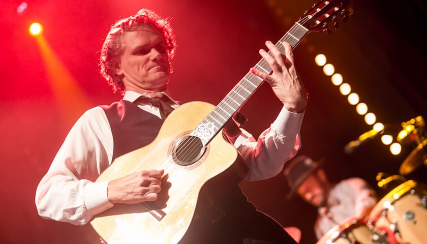 Jesse Cook z gitarą podczas koncertu we Wrocławiu