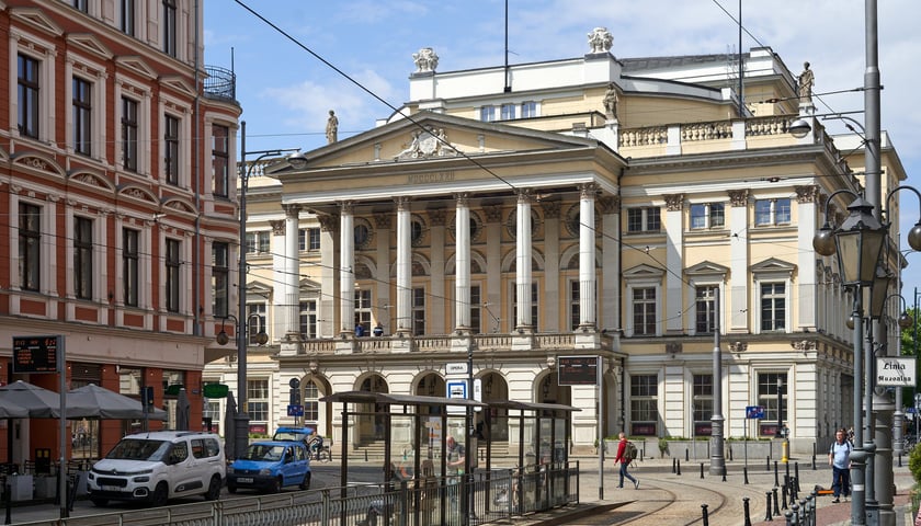 Gmach Opery Wrocławskiej z perspektywy placu Teatralnego