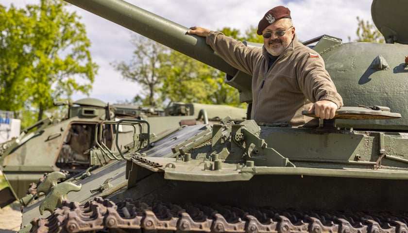 Maciej P. Puchała, miłośnik militariów i przewodnik w Forcie Wrocław nr 9 przy ul. Pełczyńskiej
