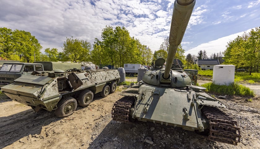 Czołg T-55 i pojazd SKOT - nowe eksponaty Społecznego Muzeum Militarnego przy ul. Pełczyńskiej we Wrocławiu
