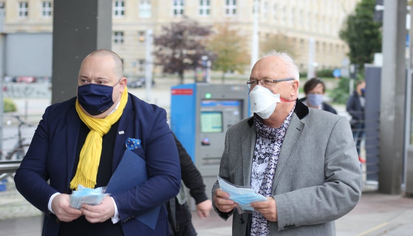 Zakryj nos i usta - komunikat prof. Simona w MPK 