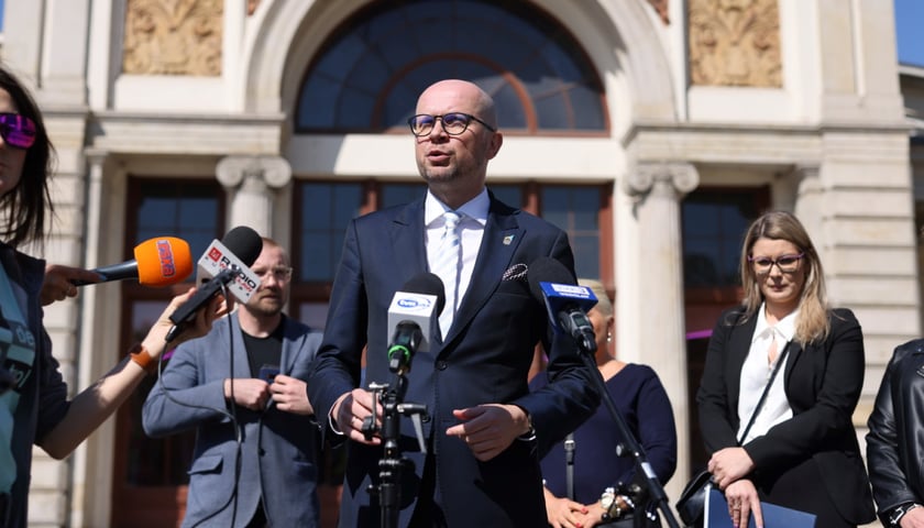 Wiceprezydent Jakub Mazur stanął w tym samym miejscu, z którego cztery lata temu inwestycje w kolej obiecywał premier Mateusz Morawiecki. 