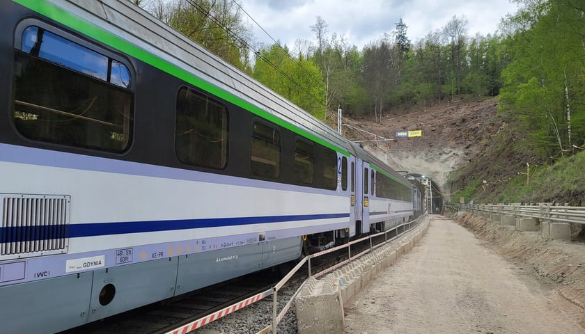 Pociąg wyjeżdżający z tunelu kolejowego koło Trzcińska na Dolnym Śląsku, który jest w trakcie przebudowy