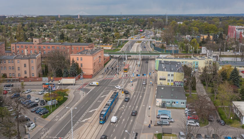 Tramwaj mknący nową trasą przez Popowice i Szczepin.