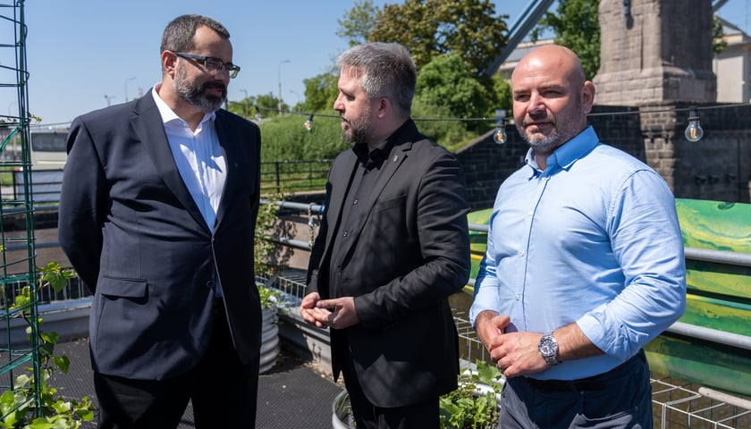 Uczestnicy konferencji z okazji rozpoczęcia Dni Odry. Od lewej: Przemysław Przybylski z Credit Agricole; Radosław Michalski, dyrektor Departamentu Promocji i Turystyki; Dominik Kłosowski, radny 